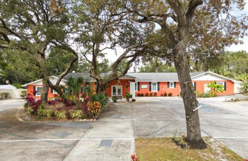 Orlovista Haus | Banana Leaf Villa-Vintage Vibes- King Suite