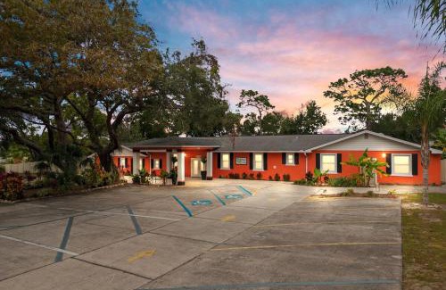 Orlovista Haus | Banana Leaf Villa-Vintage Vibes- King Suite