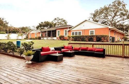 Orlovista Haus | Banana Leaf Villa-Vintage Vibes- King Suite