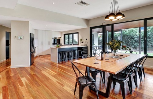 Mansfield Haus | Banksia House - 5 Bedroom 2 bathroom home with pool and large yard.