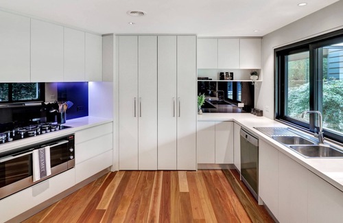 Mansfield Haus | Banksia House - 5 Bedroom 2 bathroom home with pool and large yard.