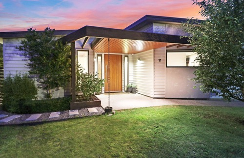 Mansfield Haus | Banksia House - 5 Bedroom 2 bathroom home with pool and large yard.
