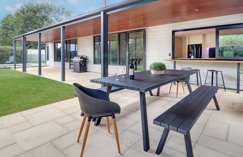 Mansfield Haus | Banksia House - 5 Bedroom 2 bathroom home with pool and large yard.