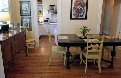 East of Broadway Hütte | Barkley-Hayward Cottage