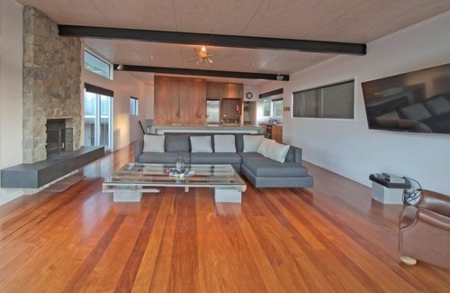 Tryphena Haus | Haupthaus des Barrier Headquarters. Freier 270-Grad-Blick auf weißen Sandstrand