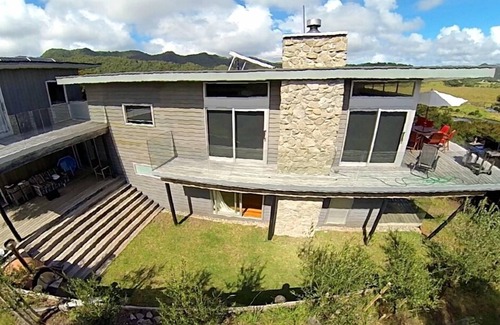 Tryphena Haus | Haupthaus des Barrier Headquarters. Freier 270-Grad-Blick auf weißen Sandstrand