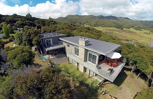 Tryphena Haus | Haupthaus des Barrier Headquarters. Freier 270-Grad-Blick auf weißen Sandstrand
