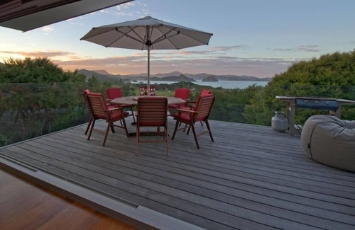 Tryphena Haus | Haupthaus des Barrier Headquarters. Freier 270-Grad-Blick auf weißen Sandstrand