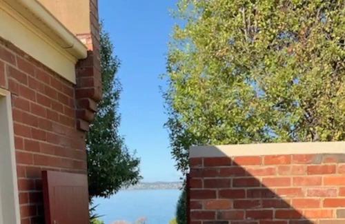Bellerive Haus | Bastian House Hideway on the Bluff