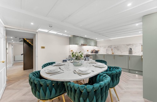 Upper Town Wohnung | Baths Ultimate House Sleeps 40