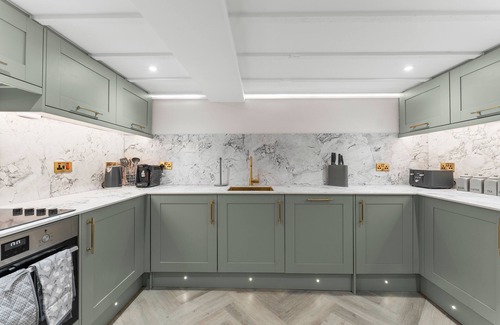 Upper Town Wohnung | Baths Ultimate House Sleeps 40