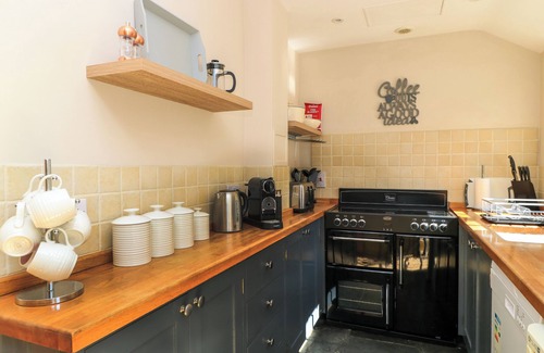 Broadway Haus | BAY HOUSE COTTAGE, pet friendly, with a garden in Broadway