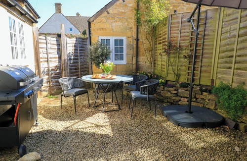 Broadway Haus | BAY HOUSE COTTAGE, pet friendly, with a garden in Broadway