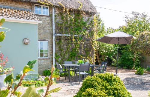 Burton Bradstock Hütte | Bay Tree Cottage - Drei Schlafzimmer Kleines Landhaus, Schläft 5