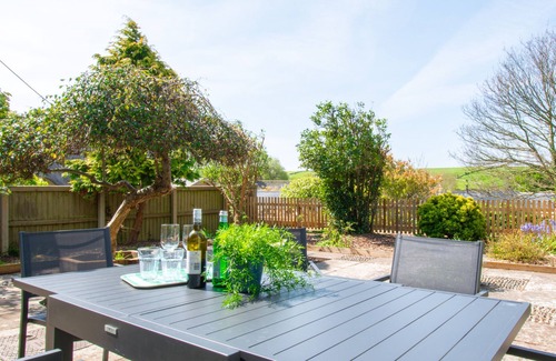 Burton Bradstock Hütte | Bay Tree Cottage - Drei Schlafzimmer Kleines Landhaus, Schläft 5