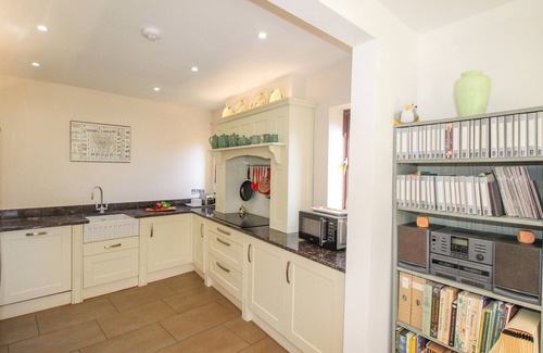 Swanage Haus | BAY VIEW, country holiday cottage, with a garden in Swanage
