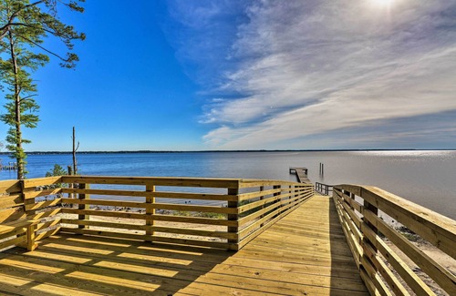 Chocowinity Haus | Riverfront Blounts Creek Home mit Dock und Strand!