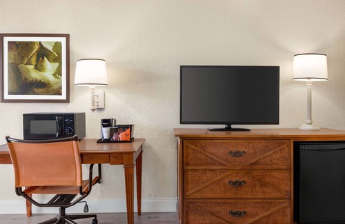 Daytona Beach Hotel | Baymont by Wyndham Daytona Beach/Intl Speedway