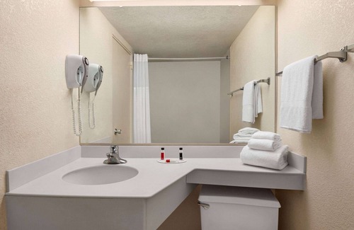 Daytona Beach Hotel | Baymont by Wyndham Daytona Beach/Intl Speedway