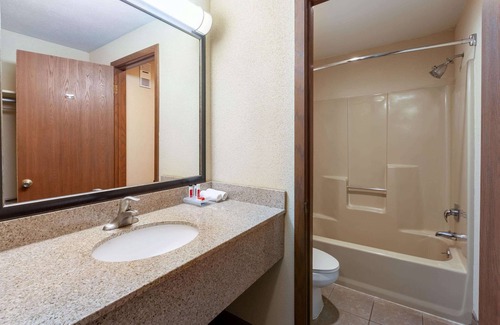 St Ignace Hotel | Baymont by Wyndham St. Ignace Lakefront