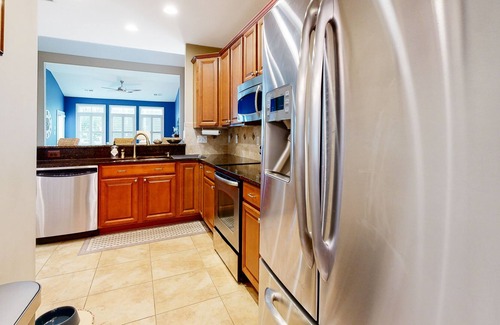 The Commons Haus | Bayside Resort townhouse with hot tub, pools, golf, game room, gym - dogs OK