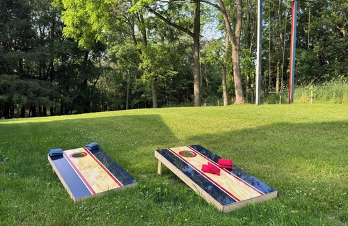 Cassopolis Haus | BBQ, garden, full kitchen, smartTV, firepit, Queen