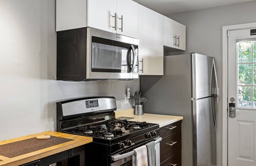 Brookwood Wohnung | The Big Awesome 2BR / 1BA Condo (A) - Beinhaltet zweiwöchentliche Reinigungen mit Wäschewechsel