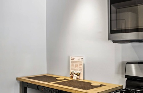 Loring Heights Wohnung | Die Big Awesome 2BR / 1BA Condo (F) - Beinhaltet zweiwöchentliche Reinigungen mit Wäschewechsel