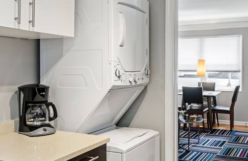 Loring Heights Wohnung | Die Big Awesome 2BR / 1BA Condo (F) - Beinhaltet zweiwöchentliche Reinigungen mit Wäschewechsel