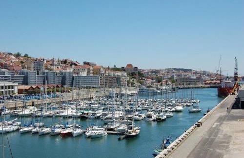 Lisbon Wohnung | Be Local - Sleep aboard the Santa Maria sailing boat in Lisbon
