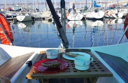 Lisbon Wohnung | Be Local - Sleep aboard the Santa Maria sailing boat in Lisbon