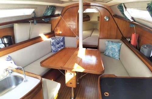 Lisbon Wohnung | Be Local - Sleep aboard the Santa Maria sailing boat in Lisbon