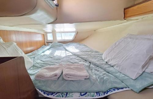 Lisbon Wohnung | Be Local - Sleep aboard the Santa Maria sailing boat in Lisbon