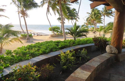 San Pedro Villa | Direkt am Wasser, im Schatten von Palmen, mit Designerpool - ein privates Paradies!
