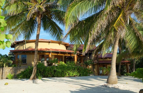 San Pedro Villa | Direkt am Wasser, im Schatten von Palmen, mit Designerpool - ein privates Paradies!