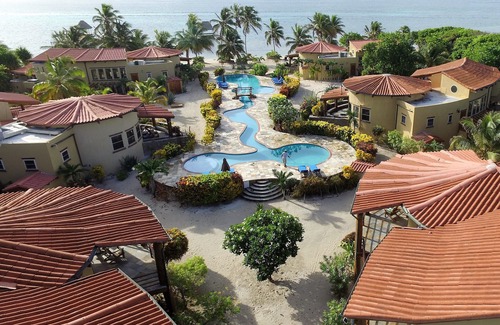 San Pedro Villa | Direkt am Wasser, im Schatten von Palmen, mit Designerpool - ein privates Paradies!