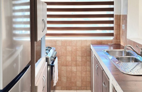 Sabana Liber Haus | Beach 7 min away! 3 BR, 2 BA, parking, kitchen, office, hot water showers.