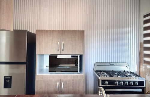 Sabana Liber Haus | Beach 7 min away! 3 BR, 2 BA, parking, kitchen, office, hot water showers.