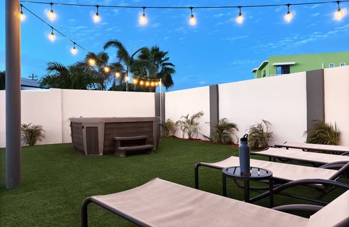 Sabana Liber Haus | Beach 7 min away! 3 BR, 2 BA, parking, kitchen, office, hot water showers.