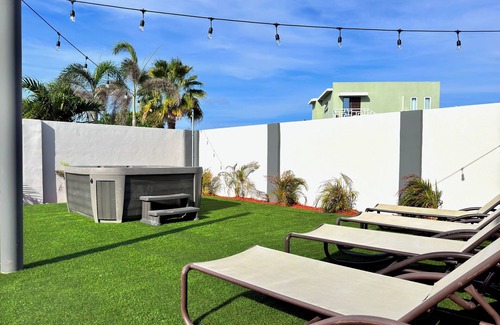 Sabana Liber Haus | Beach 7 min away! 3 BR, 2 BA, parking, kitchen, office, hot water showers.