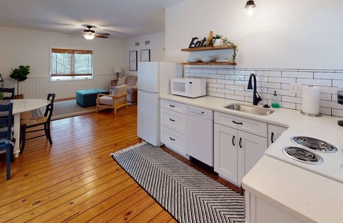 Osage Beach Haus | Beach Access to Ozark, Visit the Cottage on Valley Road!