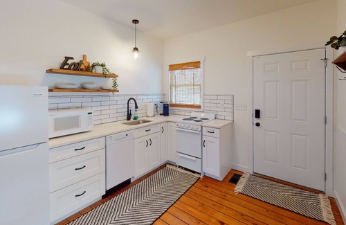 Osage Beach Haus | Beach Access to Ozark, Visit the Cottage on Valley Road!