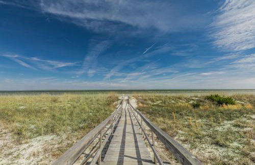 Oceanmarsh Subdivision Haus | Beach and Pool Views! Newly Listed Villa on Harbor Island