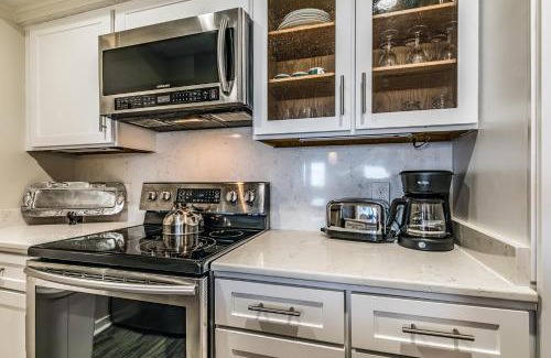 Oceanmarsh Subdivision Haus | Beach and Pool Views! Newly Listed Villa on Harbor Island