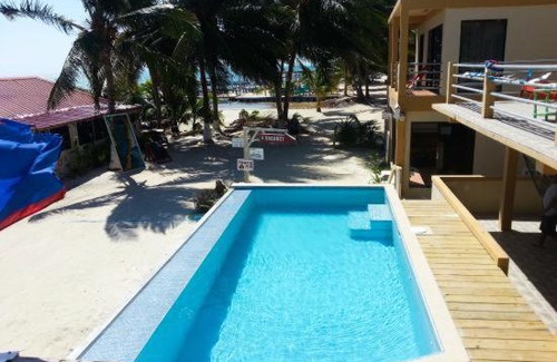 Caye Caulker Wohnung | Beach Club Budget Rooms at Popeyes Caye Caulker