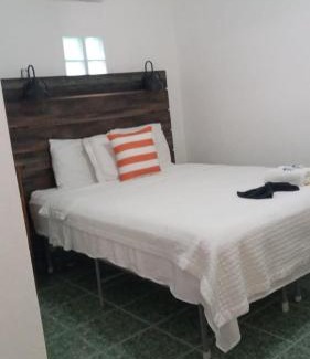 Caye Caulker Wohnung | Beach Club Budget Rooms at Popeyes Caye Caulker