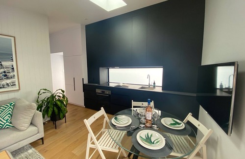 Terrigal Hütte | Beach Cottage with Deck & Spa in Terrigal. 10min walk to beach