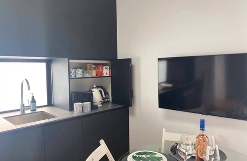 Terrigal Hütte | Beach Cottage with Deck & Spa in Terrigal. 10min walk to beach