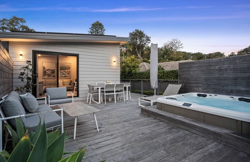 Terrigal Hütte | Beach Cottage with Deck & Spa in Terrigal. 10min walk to beach