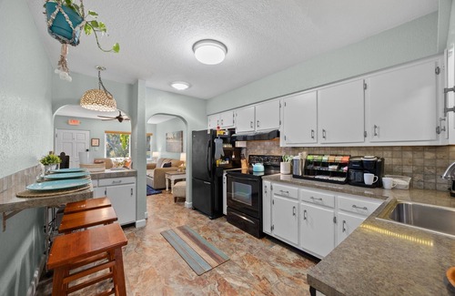 Cocoa Beach Hütte | Beach Duplex-Sleeps 16, Pet Friendly, Min to Beach